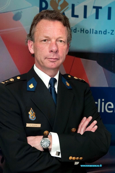 09040209.jpg - FOTOOPDRACHT:Dordrecht:02-04-2009:De nieuwe kopschef van de Politie Zuid holland Zuid Dhr T.Visscher Buro Vissersdijk te DordrechtDeze digitale foto blijft eigendom van FOTOPERSBURO BUSINK. Wij hanteren de voorwaarden van het N.V.F. en N.V.J. Gebruik van deze foto impliceert dat u bekend bent  en akkoord gaat met deze voorwaarden bij publicatie.EB/ETIENNE BUSINK