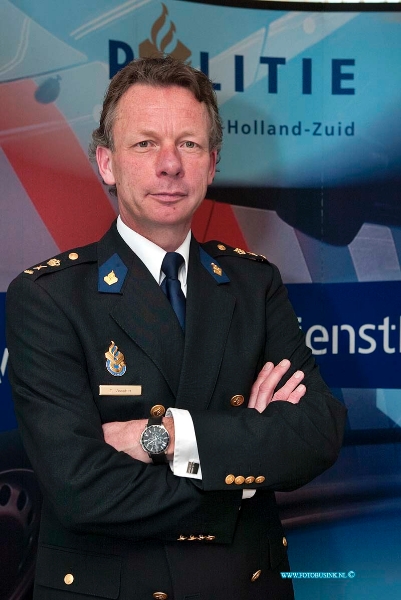 09040211.jpg - FOTOOPDRACHT:Dordrecht:02-04-2009:De nieuwe kopschef van de Politie Zuid holland Zuid Dhr T.Visscher Buro Vissersdijk te DordrechtDeze digitale foto blijft eigendom van FOTOPERSBURO BUSINK. Wij hanteren de voorwaarden van het N.V.F. en N.V.J. Gebruik van deze foto impliceert dat u bekend bent  en akkoord gaat met deze voorwaarden bij publicatie.EB/ETIENNE BUSINK