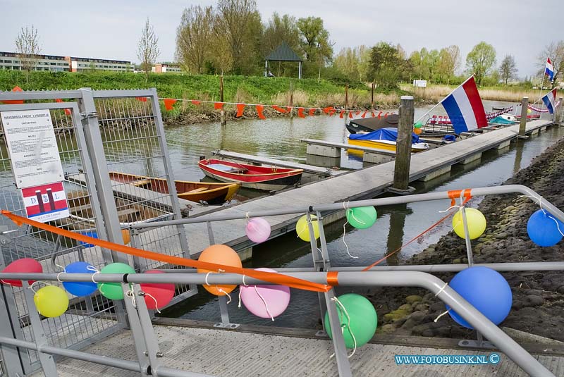 09041110.jpg - FOTOOPDRACHT:Dordrecht:11-04-2009:Watersportvereniging de loswal is een feit (W.S.V De Loswal). Zaterdag ochtend werd door mevr vroegindeweij-hoonkoop het oudste lid ( 83 jaar) met een boot in de jachthaven het lint officeel door geknipt zodat de jachthaven aan het vissertje toegankelijk werd. Decennia lang lagen er bootje met en zonder een ontheffing in het water en op de bodem van het vissertje. twee jaar geleden heeft de gemeente dordrecht het haventje opgeknapt, enkele ontheffinghouders besloten toen om een vereniging op te richten voor de jachthaven.en dat werd een feit op zaterdag 11 april 2009. Foto: mevr Vroegindeweij die het haventje de officeel in gebruikt neemt. voor verdere info kunt u terecht bij Mario Tel: 06-20682518