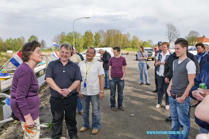 09041112.jpg - FOTOOPDRACHT:Dordrecht:11-04-2009:Watersportvereniging de loswal is een feit (W.S.V De Loswal). Zaterdag ochtend werd door mevr vroegindeweij-hoonkoop het oudste lid ( 83 jaar) met een boot in de jachthaven het lint officeel door geknipt zodat de jachthaven aan het vissertje toegankelijk werd. Decennia lang lagen er bootje met en zonder een ontheffing in het water en op de bodem van het vissertje. twee jaar geleden heeft de gemeente dordrecht het haventje opgeknapt, enkele ontheffinghouders besloten toen om een vereniging op te richten voor de jachthaven.en dat werd een feit op zaterdag 11 april 2009. Foto: mevr Vroegindeweij die het haventje de officeel in gebruikt neemt. voor verdere info kunt u terecht bij Mario Tel: 06-20682518