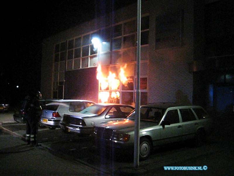 09042201.jpg - FOTOOPDRACHT:papendrecht:22-04-2009:BINNENBRAND:KANTOOR (naderbericht: grote brand) AUTO MAKELAARS PAPENDRECHT, DE KATTESTAART 2 PAPENDRECHTDeze digitale foto blijft eigendom van FOTOPERSBURO BUSINK. Wij hanteren de voorwaarden van het N.V.F. en N.V.J. Gebruik van deze foto impliceert dat u bekend bent  en akkoord gaat met deze voorwaarden bij publicatie.EB/ETIENNE BUSINK