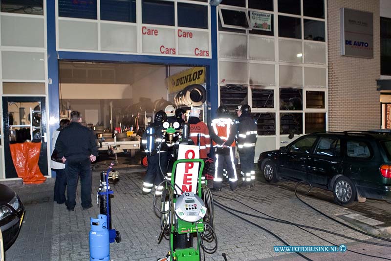 09042204.jpg - FOTOOPDRACHT:papendrecht:22-04-2009:BINNENBRAND:KANTOOR (naderbericht: grote brand) AUTO MAKELAARS PAPENDRECHT, DE KATTESTAART 2 PAPENDRECHTDeze digitale foto blijft eigendom van FOTOPERSBURO BUSINK. Wij hanteren de voorwaarden van het N.V.F. en N.V.J. Gebruik van deze foto impliceert dat u bekend bent  en akkoord gaat met deze voorwaarden bij publicatie.EB/ETIENNE BUSINK