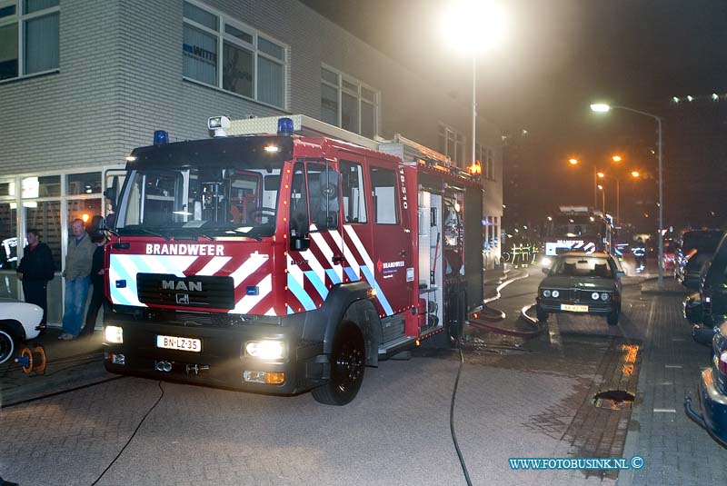 09042210.jpg - FOTOOPDRACHT:papendrecht:22-04-2009:BINNENBRAND:KANTOOR (naderbericht: grote brand) AUTO MAKELAARS PAPENDRECHT, DE KATTESTAART 2 PAPENDRECHTDeze digitale foto blijft eigendom van FOTOPERSBURO BUSINK. Wij hanteren de voorwaarden van het N.V.F. en N.V.J. Gebruik van deze foto impliceert dat u bekend bent  en akkoord gaat met deze voorwaarden bij publicatie.EB/ETIENNE BUSINK