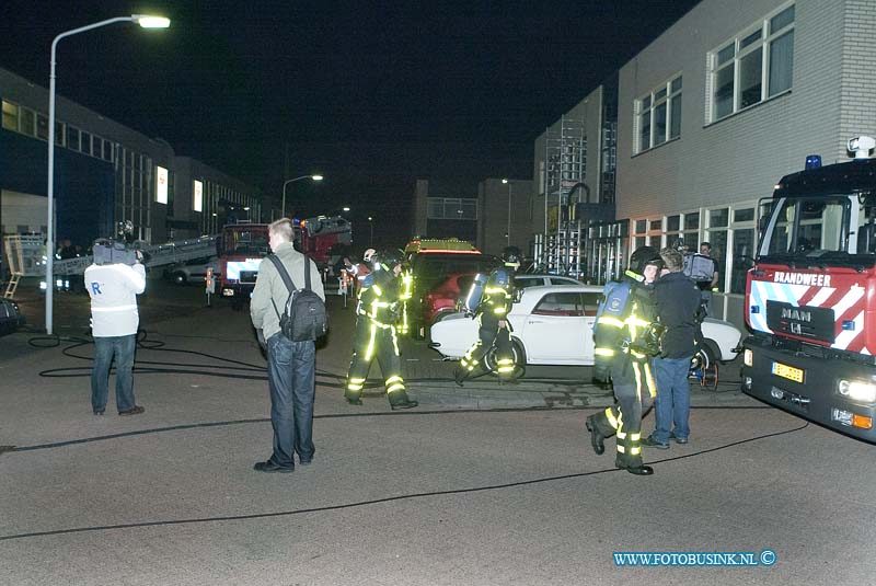 09042211.jpg - FOTOOPDRACHT:papendrecht:22-04-2009:BINNENBRAND:KANTOOR (naderbericht: grote brand) AUTO MAKELAARS PAPENDRECHT, DE KATTESTAART 2 PAPENDRECHTDeze digitale foto blijft eigendom van FOTOPERSBURO BUSINK. Wij hanteren de voorwaarden van het N.V.F. en N.V.J. Gebruik van deze foto impliceert dat u bekend bent  en akkoord gaat met deze voorwaarden bij publicatie.EB/ETIENNE BUSINK