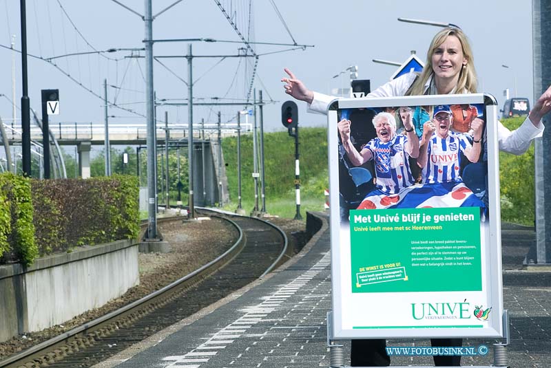 09050702.jpg - FOTOOPDRACHT:Sliedrecht:07-05-2009:De unvie damens van Sliedrecht op het paron op het stationDeze digitale foto blijft eigendom van FOTOPERSBURO BUSINK. Wij hanteren de voorwaarden van het N.V.F. en N.V.J. Gebruik van deze foto impliceert dat u bekend bent  en akkoord gaat met deze voorwaarden bij publicatie.EB/ETIENNE BUSINK