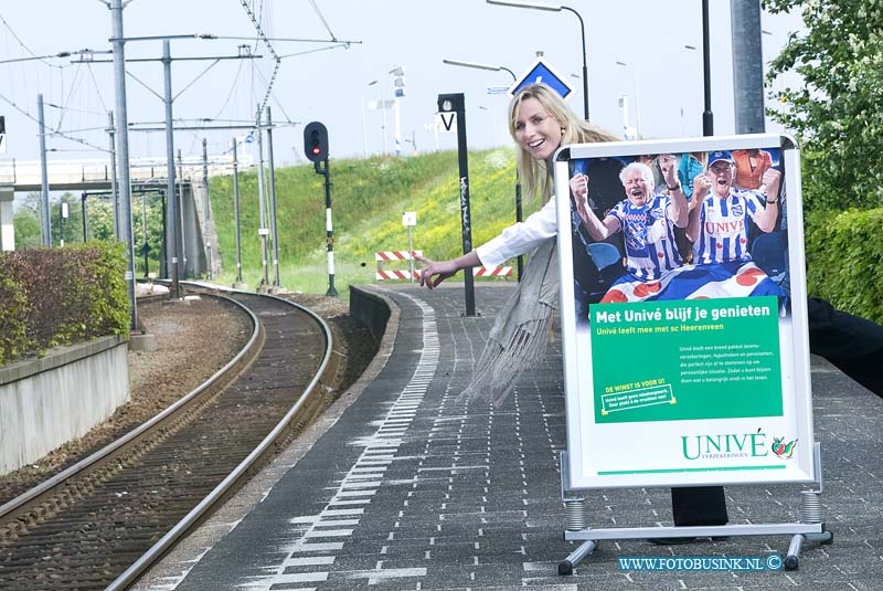 09050703.jpg - FOTOOPDRACHT:Sliedrecht:07-05-2009:De unvie damens van Sliedrecht op het paron op het stationDeze digitale foto blijft eigendom van FOTOPERSBURO BUSINK. Wij hanteren de voorwaarden van het N.V.F. en N.V.J. Gebruik van deze foto impliceert dat u bekend bent  en akkoord gaat met deze voorwaarden bij publicatie.EB/ETIENNE BUSINK