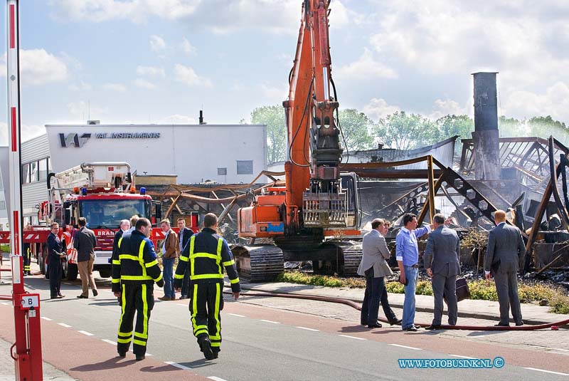 09052201.jpg - FOTOOPDRACHT:Dordrecht:22-05-2009:Dag na de grote brand bij VAF instruments dordrechtFoto: De eigenaars kijken naar de puinhoop van hun bedrijf dat gisteren totaal verwoest werd door een grote uitslaande brand die kilometers ver te zien was.Deze digitale foto blijft eigendom van FOTOPERSBURO BUSINK. Wij hanteren de voorwaarden van het N.V.F. en N.V.J. Gebruik van deze foto impliceert dat u bekend bent  en akkoord gaat met deze voorwaarden bij publicatie.EB/ETIENNE BUSINK