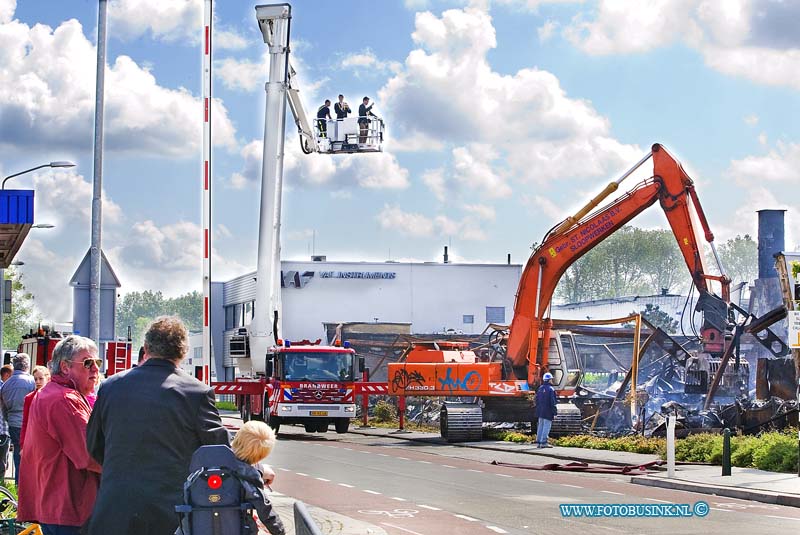 09052202.jpg - FOTOOPDRACHT:Dordrecht:22-05-2009:Dag na de grote brand bij VAF instruments dordrechtFoto: een dag na de brand kijkt men naar het verwoeste bedrijfs pandDeze digitale foto blijft eigendom van FOTOPERSBURO BUSINK. Wij hanteren de voorwaarden van het N.V.F. en N.V.J. Gebruik van deze foto impliceert dat u bekend bent  en akkoord gaat met deze voorwaarden bij publicatie.EB/ETIENNE BUSINK