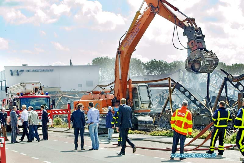 09052203.jpg - FOTOOPDRACHT:Dordrecht:22-05-2009:Dag na de grote brand bij VAF instruments dordrechtFoto: de dag na de brand is de schade pas echt te overzien direktie bekijkt de schadeDeze digitale foto blijft eigendom van FOTOPERSBURO BUSINK. Wij hanteren de voorwaarden van het N.V.F. en N.V.J. Gebruik van deze foto impliceert dat u bekend bent  en akkoord gaat met deze voorwaarden bij publicatie.EB/ETIENNE BUSINK