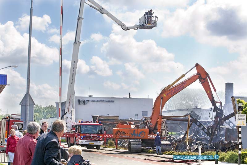 09052205.jpg - FOTOOPDRACHT:Dordrecht:22-05-2009:Dag na de grote brand bij VAF instruments dordrechtFoto: De schade is pas goed zichtbaar smorgens vroeg vele komen dan ook even een kijkje nemenDeze digitale foto blijft eigendom van FOTOPERSBURO BUSINK. Wij hanteren de voorwaarden van het N.V.F. en N.V.J. Gebruik van deze foto impliceert dat u bekend bent  en akkoord gaat met deze voorwaarden bij publicatie.EB/ETIENNE BUSINK