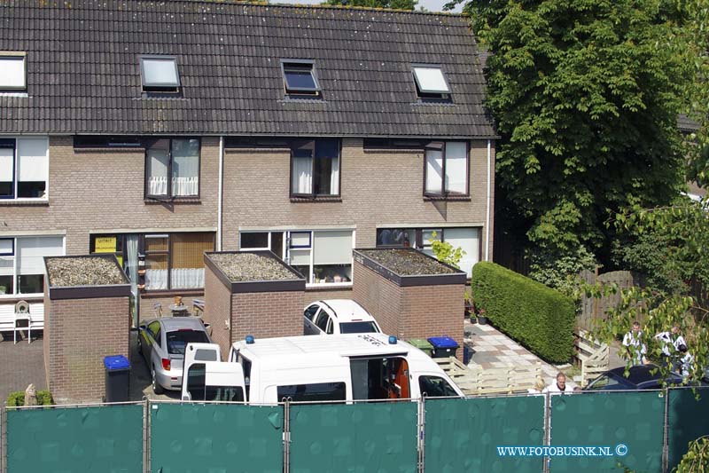 09052401.jpg - FOTOOPDRACHT:Zwijndrecht:24-05-2009:Vier doden in woning ZwijndrechtZWIJNDRECHT - In een woning aan de Boshuizen in Zwijndrecht zijn maandagochtend vier doden gevonden. De politie sluit een misdrijf niet uit, maar kan nog niet zeggen of er sprake is van een familiedrama. Evenmin kan een woordvoerder zeggen wat de identiteit van de slachtoffers is. ''Ik ken de geruchten dat het zou gaan om een man, een vrouw en twee kinderen maar dat kan ik niet bevestigen.''Deze digitale foto blijft eigendom van FOTOPERSBURO BUSINK. Wij hanteren de voorwaarden van het N.V.F. en N.V.J. Gebruik van deze foto impliceert dat u bekend bent  en akkoord gaat met deze voorwaarden bij publicatie.EB/ETIENNE BUSINK