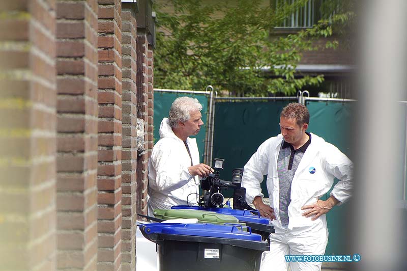 09052402.jpg - FOTOOPDRACHT:Zwijndrecht:24-05-2009:Vier doden in woning ZwijndrechtZWIJNDRECHT - In een woning aan de Boshuizen in Zwijndrecht zijn maandagochtend vier doden gevonden. De politie sluit een misdrijf niet uit, maar kan nog niet zeggen of er sprake is van een familiedrama. Evenmin kan een woordvoerder zeggen wat de identiteit van de slachtoffers is. ''Ik ken de geruchten dat het zou gaan om een man, een vrouw en twee kinderen maar dat kan ik niet bevestigen.''Deze digitale foto blijft eigendom van FOTOPERSBURO BUSINK. Wij hanteren de voorwaarden van het N.V.F. en N.V.J. Gebruik van deze foto impliceert dat u bekend bent  en akkoord gaat met deze voorwaarden bij publicatie.EB/ETIENNE BUSINK