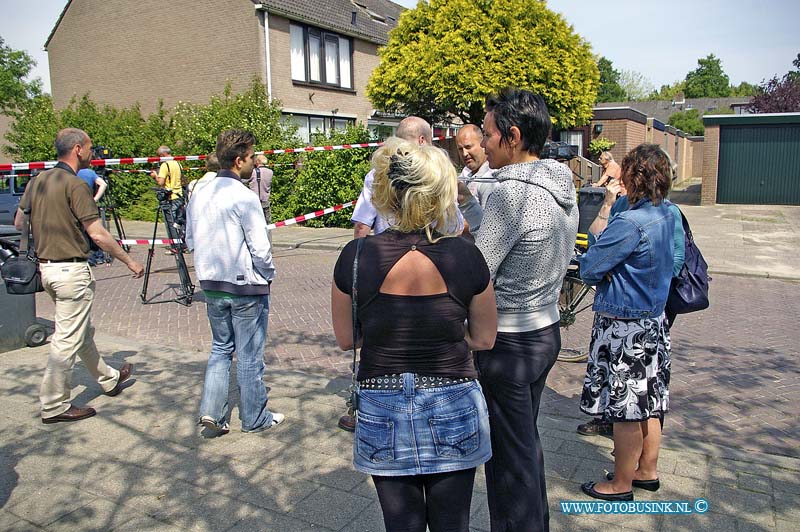 09052404.jpg - FOTOOPDRACHT:Zwijndrecht:24-05-2009:Foto: Ook buurtbewonners mogen hun aangrenzende huisen tijdelijk niet in, en moesten achter het lintje blijven of konden opgevangen worden in het gemeenthuis.Vier doden in woning ZwijndrechtZWIJNDRECHT - In een woning aan de Boshuizen in Zwijndrecht zijn maandagochtend vier doden gevonden. De politie sluit een misdrijf niet uit, maar kan nog niet zeggen of er sprake is van een familiedrama. Evenmin kan een woordvoerder zeggen wat de identiteit van de slachtoffers is. ''Ik ken de geruchten dat het zou gaan om een man, een vrouw en twee kinderen maar dat kan ik niet bevestigen.''Deze digitale foto blijft eigendom van FOTOPERSBURO BUSINK. Wij hanteren de voorwaarden van het N.V.F. en N.V.J. Gebruik van deze foto impliceert dat u bekend bent  en akkoord gaat met deze voorwaarden bij publicatie.EB/ETIENNE BUSINK