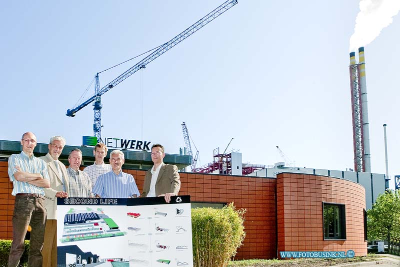 09062402.jpg - FOTOOPDRACHT:Dordrecht:24-06-2009:Het is een foto voor Baanbreker 5 van het bouwteam van Netwerk. Zij houden zich bezig met de voorbereidingen van de nieuwbouw op Baanhoekweg 8/12/14. Weliswaar komt daar geen nieuw kantoor, maar nog wel de rest van de geplande functies (zoals overslaghal en een nieuwe milieustraat).Het bouwteam vergadert om woensdagochtend om 9.00 uur in vergaderkamer 3. Dat zit ergens links in de gang meteen als je binnenkomt. In dat bouwteam zitten Janheid de Rooij, Werner Pap, Ad Vermaas, Fred van den Hout en Arie BrasDeze digitale foto blijft eigendom van FOTOPERSBURO BUSINK. Wij hanteren de voorwaarden van het N.V.F. en N.V.J. Gebruik van deze foto impliceert dat u bekend bent  en akkoord gaat met deze voorwaarden bij publicatie.EB/ETIENNE BUSINK