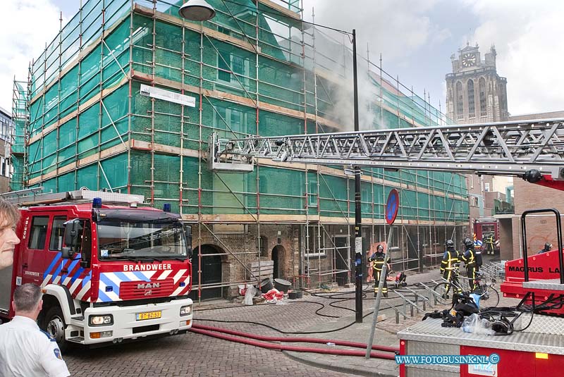 09090401.jpg - FOTOOPDRACHT:Dordrecht:04-09-2009:Bij een uitslaande brand in het voormallig Dolhuis aan de Dolhuisstraat in de binnenstad van Dordrecht, is het monumentalen pand zwaar beschadigd ook de gevestige studio's en discotheek in het pand raakte zwaar beschadigd. De brandweer had de grootste moeite op de brand te bewingen door de velen smalle gangen in het pand.Deze digitale foto blijft eigendom van FOTOPERSBURO BUSINK. Wij hanteren de voorwaarden van het N.V.F. en N.V.J. Gebruik van deze foto impliceert dat u bekend bent  en akkoord gaat met deze voorwaarden bij publicatie.EB/ETIENNE BUSINK