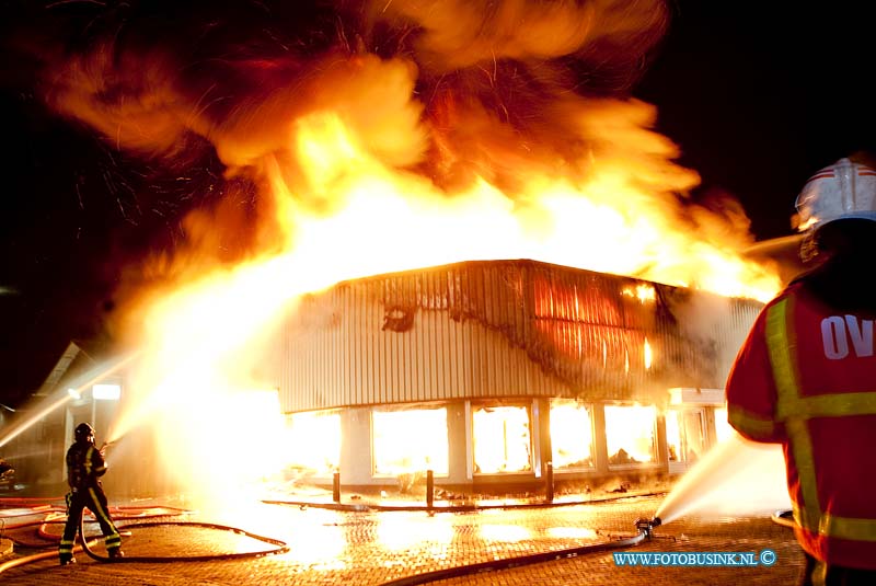 09092103.jpg - FOTOOPDRACHT:ZWIJNDRECHT:21-09-2009:BINNENBRAND:KANTOOR AUTO ROYAL  (NADERBERICHT: ZEER GROTE BRAND) ANTHONI VAN LEEUWENHOEKSTRAAT 10 ZWIJNDRECHT  Deze digitale foto blijft eigendom van FOTOPERSBURO BUSINK. Wij hanteren de voorwaarden van het N.V.F. en N.V.J. Gebruik van deze foto impliceert dat u bekend bent  en akkoord gaat met deze voorwaarden bij publicatie.EB/ETIENNE BUSINK