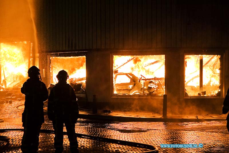 09092104.jpg - FOTOOPDRACHT:ZWIJNDRECHT:21-09-2009:BINNENBRAND:KANTOOR AUTO ROYAL  (NADERBERICHT: ZEER GROTE BRAND) ANTHONI VAN LEEUWENHOEKSTRAAT 10 ZWIJNDRECHT  Deze digitale foto blijft eigendom van FOTOPERSBURO BUSINK. Wij hanteren de voorwaarden van het N.V.F. en N.V.J. Gebruik van deze foto impliceert dat u bekend bent  en akkoord gaat met deze voorwaarden bij publicatie.EB/ETIENNE BUSINK