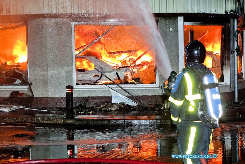 09092105.jpg - FOTOOPDRACHT:ZWIJNDRECHT:21-09-2009:BINNENBRAND:KANTOOR AUTO ROYAL  (NADERBERICHT: ZEER GROTE BRAND) ANTHONI VAN LEEUWENHOEKSTRAAT 10 ZWIJNDRECHT  Deze digitale foto blijft eigendom van FOTOPERSBURO BUSINK. Wij hanteren de voorwaarden van het N.V.F. en N.V.J. Gebruik van deze foto impliceert dat u bekend bent  en akkoord gaat met deze voorwaarden bij publicatie.EB/ETIENNE BUSINK