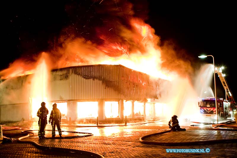 09092106.jpg - FOTOOPDRACHT:ZWIJNDRECHT:21-09-2009:BINNENBRAND:KANTOOR AUTO ROYAL  (NADERBERICHT: ZEER GROTE BRAND) ANTHONI VAN LEEUWENHOEKSTRAAT 10 ZWIJNDRECHT  Deze digitale foto blijft eigendom van FOTOPERSBURO BUSINK. Wij hanteren de voorwaarden van het N.V.F. en N.V.J. Gebruik van deze foto impliceert dat u bekend bent  en akkoord gaat met deze voorwaarden bij publicatie.EB/ETIENNE BUSINK