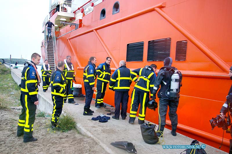 09102401.jpg - FOTOOPDRACHT:Dordrecht:24-10-2009:Matroos verdronken Bij een schip aan de Prins Willem Alexander Kade is een 37-jarige Filippijnse matroos verdronken. De man was gisterenavond niet op het schip teruggekomen en werd door de bemanningsleden vanmorgen als vermist opgegeven. Op de kade werd een pakketje kleding en een paspoort aangetroffen. De duikploeg van de Dordtse brandweer, reddingsbrigade, het KLPD en de politie startten een zoekactie. De man werd rond 09.45 uur in het water gevonden. Zijn lichaam is voor onderzoek naar het mortuarium gebracht waar het zal worden geschouwd. De definitieve uitslag daarvan en de oorzaak van het te water raken is nog niet bekend. De politie gaat er van uit dat de man door verdrinking om het leven is gekomen. Deze digitale foto blijft eigendom van FOTOPERSBURO BUSINK. Wij hanteren de voorwaarden van het N.V.F. en N.V.J. Gebruik van deze foto impliceert dat u bekend bent  en akkoord gaat met deze voorwaarden bij publicatie.EB/ETIENNE BUSINK