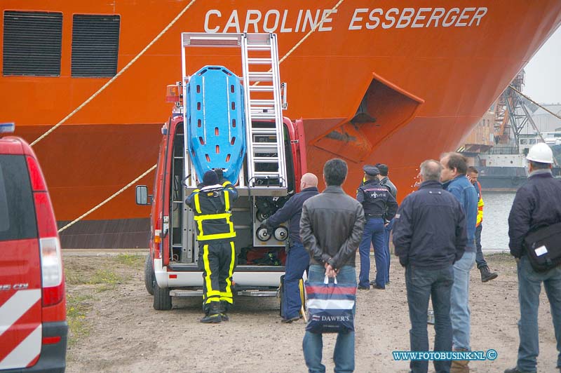 09102403.jpg - FOTOOPDRACHT:Dordrecht:24-10-2009:Matroos verdronken Bij een schip aan de Prins Willem Alexander Kade is een 37-jarige Filippijnse matroos verdronken. De man was gisterenavond niet op het schip teruggekomen en werd door de bemanningsleden vanmorgen als vermist opgegeven. Op de kade werd een pakketje kleding en een paspoort aangetroffen. De duikploeg van de Dordtse brandweer, reddingsbrigade, het KLPD en de politie startten een zoekactie. De man werd rond 09.45 uur in het water gevonden. Zijn lichaam is voor onderzoek naar het mortuarium gebracht waar het zal worden geschouwd. De definitieve uitslag daarvan en de oorzaak van het te water raken is nog niet bekend. De politie gaat er van uit dat de man door verdrinking om het leven is gekomen. Deze digitale foto blijft eigendom van FOTOPERSBURO BUSINK. Wij hanteren de voorwaarden van het N.V.F. en N.V.J. Gebruik van deze foto impliceert dat u bekend bent  en akkoord gaat met deze voorwaarden bij publicatie.EB/ETIENNE BUSINK
