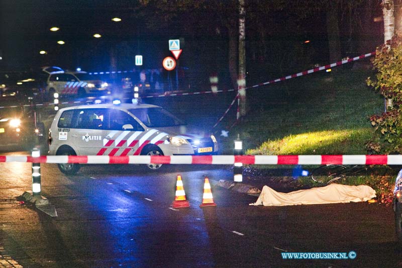 09111504.jpg - FOTOOPDRACHT:Dordrecht:15-11-2009:Bij een Schietincident op de zuidendijk t/h van 98 is vanavond een persoon dodelijk gewond geraakt.over de teodracht is nog niets bekend maar de politie stelt een groot onderzoek in naar de toedracht van dit schietincident al waar een persoon op de fiets bij is overledenDeze digitale foto blijft eigendom van FOTOPERSBURO BUSINK. Wij hanteren de voorwaarden van het N.V.F. en N.V.J. Gebruik van deze foto impliceert dat u bekend bent  en akkoord gaat met deze voorwaarden bij publicatie.EB/ETIENNE BUSINK