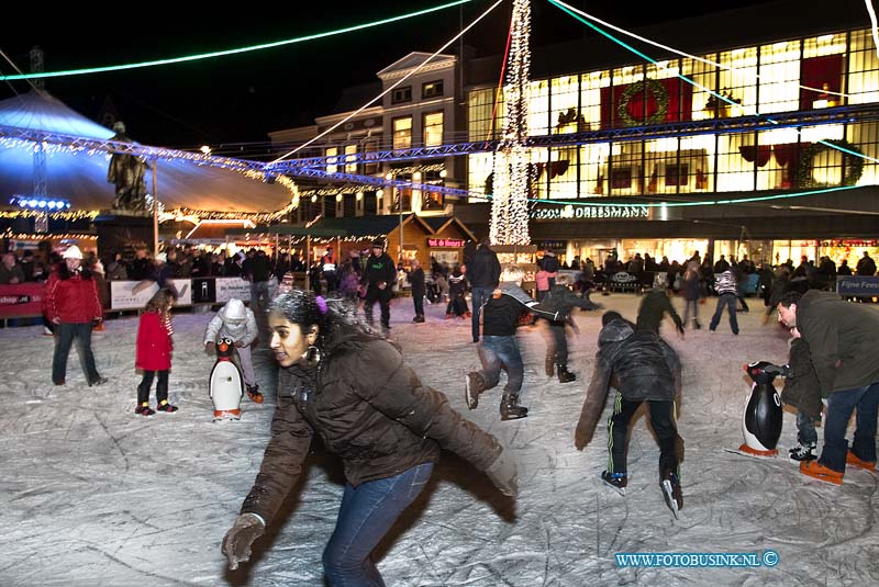 09121205.jpg - FOTOOPDRACHT:Dordrecht:12-12-2009:Kerstmarkt Dordrecht de schaatsbaanDeze digitale foto blijft eigendom van FOTOPERSBURO BUSINK. Wij hanteren de voorwaarden van het N.V.F. en N.V.J. Gebruik van deze foto impliceert dat u bekend bent  en akkoord gaat met deze voorwaarden bij publicatie.EB/ETIENNE BUSINK