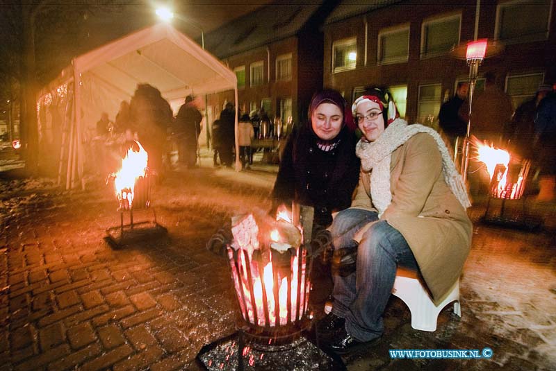 09121904.jpg - FOTOOPDRACHT:Dordrecht:19-12-2009:Winter straatfeest Tiesselenstraat DordrechtDeze digitale foto blijft eigendom van FOTOPERSBURO BUSINK. Wij hanteren de voorwaarden van het N.V.F. en N.V.J. Gebruik van deze foto impliceert dat u bekend bent  en akkoord gaat met deze voorwaarden bij publicatie.EB/ETIENNE BUSINK