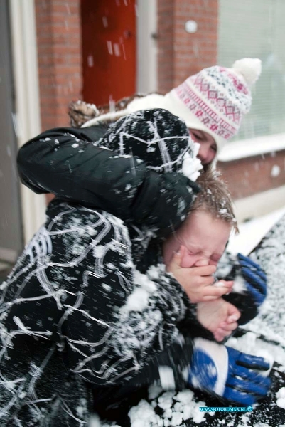 09122004.jpg - FOTOOPDRACHT:Dordrecht:20-12-2009:de mooie sneeuw van een zondag middag nodige de jongelui uit de rozenstraat uit tot een sneeuw gevecht Deze digitale foto blijft eigendom van FOTOPERSBURO BUSINK. Wij hanteren de voorwaarden van het N.V.F. en N.V.J. Gebruik van deze foto impliceert dat u bekend bent  en akkoord gaat met deze voorwaarden bij publicatie.EB/ETIENNE BUSINK