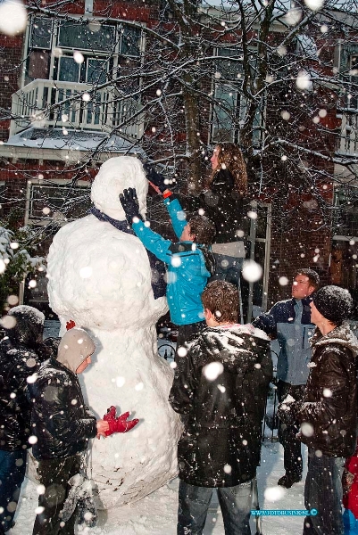 09122005.jpg - FOTOOPDRACHT:Dordrecht:20-12-2009:De mooie sneeuw van een zondag middag nodige de jongelui uit de willemsstraat uit tot een Sneeuw pop van 2,5 meter te makenDeze digitale foto blijft eigendom van FOTOPERSBURO BUSINK. Wij hanteren de voorwaarden van het N.V.F. en N.V.J. Gebruik van deze foto impliceert dat u bekend bent  en akkoord gaat met deze voorwaarden bij publicatie.EB/ETIENNE BUSINK