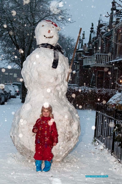 09122006.jpg - FOTOOPDRACHT:Dordrecht:20-12-2009:De mooie sneeuw van een zondag middag nodige de jongelui uit de willemsstraat uit tot een Sneeuw pop van 2,5 meter te makenDeze digitale foto blijft eigendom van FOTOPERSBURO BUSINK. Wij hanteren de voorwaarden van het N.V.F. en N.V.J. Gebruik van deze foto impliceert dat u bekend bent  en akkoord gaat met deze voorwaarden bij publicatie.EB/ETIENNE BUSINK