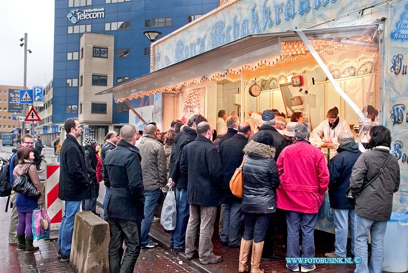 09123114.jpg - FOTOOPDRACHT:Dordrecht:31-12-2009:Ron oliebollen kraam op de SpuiboulevardDeze digitale foto blijft eigendom van FOTOPERSBURO BUSINK. Wij hanteren de voorwaarden van het N.V.F. en N.V.J. Gebruik van deze foto impliceert dat u bekend bent  en akkoord gaat met deze voorwaarden bij publicatie.EB/ETIENNE BUSINK