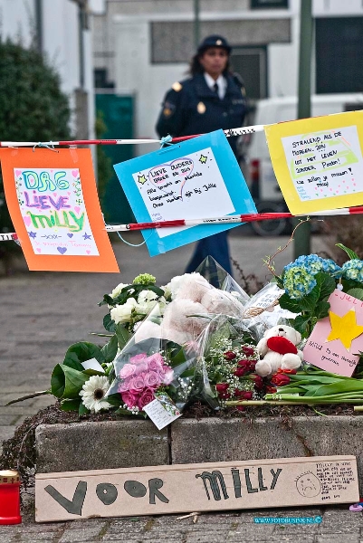 10031724.jpg - FOTOOPDRACHT:Dordrecht:17-03-2010:Bij het pleintje waar Milly Boele werd vermoord maar ook tegelijke tijd zelf woonde is een herdenkings monument in gericht met bloemen en kaarten en waaklichtjes.Deze digitale foto blijft eigendom van FOTOPERSBURO BUSINK. Wij hanteren de voorwaarden van het N.V.F. en N.V.J. Gebruik van deze foto impliceert dat u bekend bent  en akkoord gaat met deze voorwaarden bij publicatie.EB/ETIENNE BUSINK