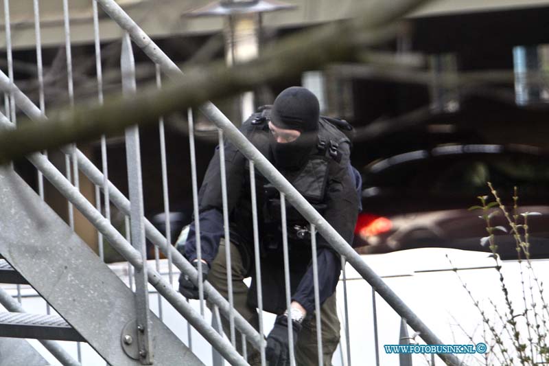 10040602.jpg - FOTOOPDRACHT:Dordrecht:06-04-2010:Foto: Het arrestatie team klom aan de achterzijde van de supermarkt het pand binnen.Gewapende overval in DordrechtDORDRECHT  Een supermarkt aan de Krispijnseweg is dinsdagochtend 6 april rond 06.30 uur overvallen door twee gewapende mannen. Tijdens het bevoorraden van de winkel konden de overvallers binnenkomen en bedreigden de aanwezige personeelsleden. De daders droegen vermomming en zwarte kleding. De slachtoffers zijn in de winkel opgesloten, maar konden al snel de politie waarschuwen. Aangezien niet direct bekend was of de verdachten nog in de winkel aanwezig waren besloot de politie om de directe omgeving af te sluiten in afwachting van de komst van het arrestatieteam. Nadat deze de winkel was binnengestapt bleek dat de verdachten niet meer in het pand aanwezig waren. De slachtoffers zijn niet gewond geraakt en zijn door de politie opgevangen. Voor zover nu bekend is er niets buitgemaakt. De politie is een buurtonderzoek gestart om mensen te horen die mogelijk getuige zijn geweest van deze overval. Heeft u iets gezien of belangrijke informatie dan kunt u contact opnemen met de politie via 0900-8844 of via het Meldpunt Meld Misdaad Anoniem.Deze digitale foto blijft eigendom van FOTOPERSBURO BUSINK. Wij hanteren de voorwaarden van het N.V.F. en N.V.J. Gebruik van deze foto impliceert dat u bekend bent  en akkoord gaat met deze voorwaarden bij publicatie.EB/ETIENNE BUSINK