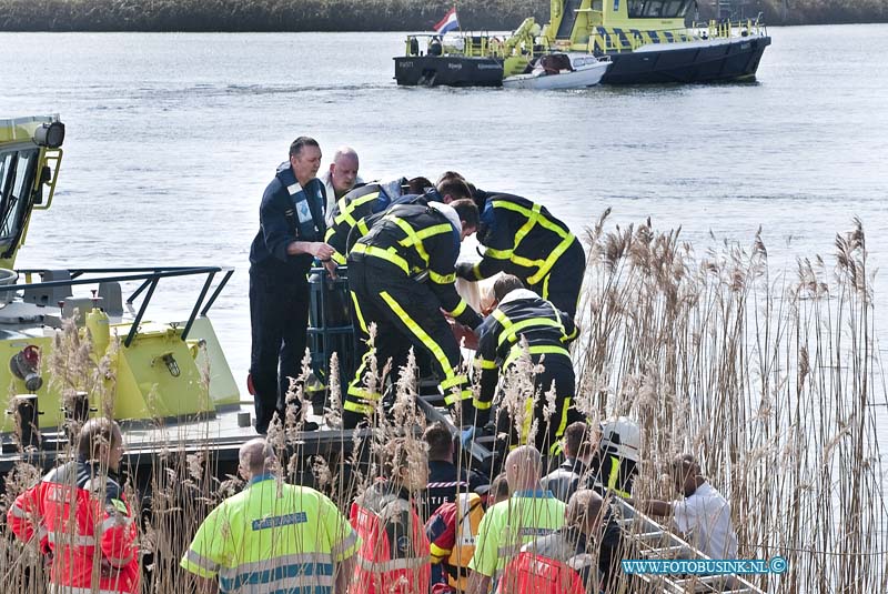 10040807.jpg - FOTOOPDRACHT:Papendrecht:08-04-2010:Foto: 1 van de drenkelingen word aan wal gebracht op de achtergrond het overvaren speedbootje.AANVARING TUSSEN BINNENVAARTSCHIP EN TANKER PAPENDRECHT  Bij een aanvaring tussen een lege binnenvaarttanker en een pleziervaartuig op 8 april rond 14.15 uur op de rivier de Beneden Merwede bij Papendrecht zijn twee opvarenden van het pleziervaartuig te water geraakt. Het gaat om een 60-jarige man uit Dordrecht en een 26-jarige plaatsgenote. Beiden zijn met onderkoelingsverschijnselen voor controle naar een ziekenhuis overgebracht. Hoe de aanvaring heeft kunnen plaatsvinden is nog niet geheel duidelijk. Het onderzoek ligt in handen van de Waterpolitie, onderdeel van het Korps Landelijke Politiediensten. Wel is duidelijk dat twee opvarenden te water raakten. Mensen van een ander binnenvaartschip en personeel van Rijkswaterstaat konden hen net op tijd uit het water halen en naar de kant brengen. Daar stonden meerdere ambulances en een traumahelikopter klaar voor de medische hulp. De toestand van de slachtoffers lijkt mee te vallen. Doordat in de eerste minuten van het incident nog niet duidelijk was hoeveel mensen te water waren geraakt, is opgeschaald tot Grip 1 en waren de hulpdiensten in groten getale aanwezig. Al snel was duidelijk dat het aantal mensen dat in het water terecht was gekomen tot twee beperkt was gebleven en dat er niemand vermist was. Het pleziervaartuig raakte zwaar beschadigd en is door Rijkswaterstaat aangehaakt en naar de kant gebracht. De tanker bleef nagenoeg onbeschadigd en kon op eigen kracht naar de dichtstbijzijnde kade varen. Het scheepvaartverkeer werd niet gestremd Deze digitale foto blijft eigendom van FOTOPERSBURO BUSINK. Wij hanteren de voorwaarden van het N.V.F. en N.V.J. Gebruik van deze foto impliceert dat u bekend bent en akkoord gaat met deze voorwaarden bij publicatie. EB/ETIENNE BUSINK