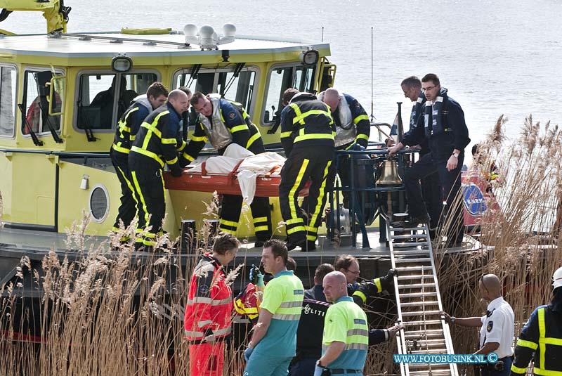 10040812.jpg - FOTOOPDRACHT:Papendrecht:08-04-2010:Foto: 1 van de drenkelingen word aan wal gebracht op de achtergrond het overvaren speedbootje.AANVARING TUSSEN BINNENVAARTSCHIP EN TANKER PAPENDRECHT  Bij een aanvaring tussen een lege binnenvaarttanker en een pleziervaartuig op 8 april rond 14.15 uur op de rivier de Beneden Merwede bij Papendrecht zijn twee opvarenden van het pleziervaartuig te water geraakt. Het gaat om een 60-jarige man uit Dordrecht en een 26-jarige plaatsgenote. Beiden zijn met onderkoelingsverschijnselen voor controle naar een ziekenhuis overgebracht. Hoe de aanvaring heeft kunnen plaatsvinden is nog niet geheel duidelijk. Het onderzoek ligt in handen van de Waterpolitie, onderdeel van het Korps Landelijke Politiediensten. Wel is duidelijk dat twee opvarenden te water raakten. Mensen van een ander binnenvaartschip en personeel van Rijkswaterstaat konden hen net op tijd uit het water halen en naar de kant brengen. Daar stonden meerdere ambulances en een traumahelikopter klaar voor de medische hulp. De toestand van de slachtoffers lijkt mee te vallen. Doordat in de eerste minuten van het incident nog niet duidelijk was hoeveel mensen te water waren geraakt, is opgeschaald tot Grip 1 en waren de hulpdiensten in groten getale aanwezig. Al snel was duidelijk dat het aantal mensen dat in het water terecht was gekomen tot twee beperkt was gebleven en dat er niemand vermist was. Het pleziervaartuig raakte zwaar beschadigd en is door Rijkswaterstaat aangehaakt en naar de kant gebracht. De tanker bleef nagenoeg onbeschadigd en kon op eigen kracht naar de dichtstbijzijnde kade varen. Het scheepvaartverkeer werd niet gestremd Deze digitale foto blijft eigendom van FOTOPERSBURO BUSINK. Wij hanteren de voorwaarden van het N.V.F. en N.V.J. Gebruik van deze foto impliceert dat u bekend bent en akkoord gaat met deze voorwaarden bij publicatie. EB/ETIENNE BUSINK