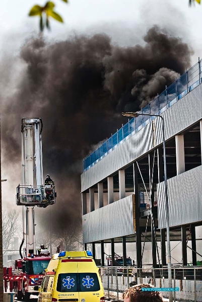 10041301.jpg - FOTOOPDRACHT:Dordrecht:13-04-2010:Bij een grote brand op het terrein van Arbeidsontwikkelingsbedrijf Drechtwerk aan de Kamerlingh Onnesweg 1 Dordrecht woede bij een in aanbouw zijnde loods een grote brand op het dak van het pand. De brand ging gepaard met grote dikke zwarte wolken en was toe in ver te zien. De brandweer zetten groot materieel in en had de brand na een uurtje redelijk onder controle over schade aan het nieuwe pand kon men nog niks zeggen.Deze digitale foto blijft eigendom van FOTOPERSBURO BUSINK. Wij hanteren de voorwaarden van het N.V.F. en N.V.J. Gebruik van deze foto impliceert dat u bekend bent  en akkoord gaat met deze voorwaarden bij publicatie.EB/ETIENNE BUSINK