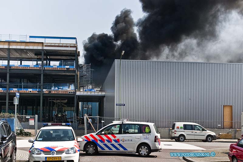 10041303.jpg - FOTOOPDRACHT:Dordrecht:13-04-2010:Bij een grote brand op het terrein van Arbeidsontwikkelingsbedrijf Drechtwerk aan de Kamerlingh Onnesweg 1 Dordrecht. BRAND OP DAK DORDRECHT  Door nog onbekende oorzaak heeft een plat dak van een in aanbouw zijnd pand aan de Kamerlingh Onnesweg op 13 april korte tijd in brand gestaan. Niemand raakte gewond. Op het dak waren werklui bezig geweest die ten tijdevan het ontstaan van de brand aan het schaften waren. Zij keerden snel terug en konden tijdig enkele gasflessen veilig stellen en daarmee erger voorkomen. De brandweer was er met onder meer een hoogwerker snel bij en had de brand in korte tijd geblust. Er was korte tijd sprake van een forse rookontwikkeling. Er zijn echter geen gevaarlijke stoffen vrijgekomen en geen van de bedrijven in de directe omgeving hoefde ontruimd te worden. Deze digitale foto blijft eigendom van FOTOPERSBURO BUSINK. Wij hanteren de voorwaarden van het N.V.F. en N.V.J. Gebruik van deze foto impliceert dat u bekend bent  en akkoord gaat met deze voorwaarden bij publicatie.EB/ETIENNE BUSINK