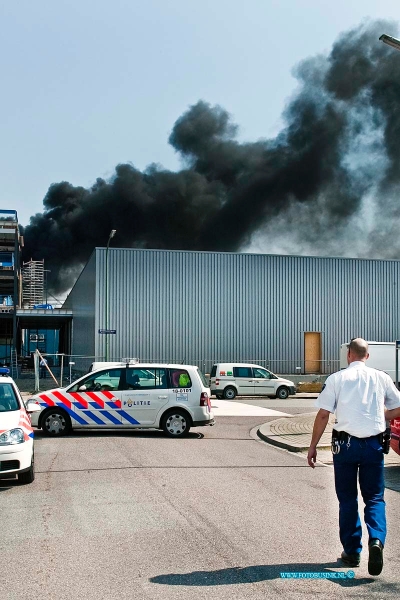 10041306.jpg - FOTOOPDRACHT:Dordrecht:13-04-2010:Bij een grote brand op het terrein van Arbeidsontwikkelingsbedrijf Drechtwerk aan de Kamerlingh Onnesweg 1 Dordrecht. BRAND OP DAK DORDRECHT  Door nog onbekende oorzaak heeft een plat dak van een in aanbouw zijnd pand aan de Kamerlingh Onnesweg op 13 april korte tijd in brand gestaan. Niemand raakte gewond. Op het dak waren werklui bezig geweest die ten tijdevan het ontstaan van de brand aan het schaften waren. Zij keerden snel terug en konden tijdig enkele gasflessen veilig stellen en daarmee erger voorkomen. De brandweer was er met onder meer een hoogwerker snel bij en had de brand in korte tijd geblust. Er was korte tijd sprake van een forse rookontwikkeling. Er zijn echter geen gevaarlijke stoffen vrijgekomen en geen van de bedrijven in de directe omgeving hoefde ontruimd te worden. Deze digitale foto blijft eigendom van FOTOPERSBURO BUSINK. Wij hanteren de voorwaarden van het N.V.F. en N.V.J. Gebruik van deze foto impliceert dat u bekend bent  en akkoord gaat met deze voorwaarden bij publicatie.EB/ETIENNE BUSINK