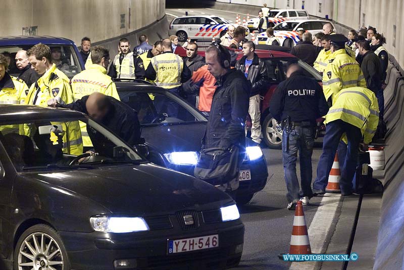 10041403.jpg - FOTOOPDRACHT:Dordrecht:14-04-2010:Foto: Alle verdacht te auto's werden gecontroleerd in de afgesloten tunnel buis.In de nacht van 13 april en 14 april voert de Politie Zuid-Holland-Zuid, in samenwerking met de politie Midden en West Brabant, de politie Rotterdam Rijnmond, het Korps landelijke Politiediensten, de Koninklijke Marechaussee, Belastingdienst, Rijkswaterstaat en de Belastingsdienst Douane een grote drugscontrole uit op de A16 ter hoogte van Dordrecht. Van ± 22.00 uur  tot ± 02.00 uur zal de meest rechtse tunnelbuis van de Drechttunnel in de richting van Breda dus voor alle verkeer worden afgesloten en zullen de geselecteerde voertuigen in deze tunnelbuis gecontroleerd worden. Er wordt gecontroleerd op het voorhanden hebben van drugs, maar er wordt uiteraard ook gekeken naar geldige papieren, rijden onder invloed en andere overtredingen en/of misdrijven.Deze digitale foto blijft eigendom van FOTOPERSBURO BUSINK. Wij hanteren de voorwaarden van het N.V.F. en N.V.J. Gebruik van deze foto impliceert dat u bekend bent  en akkoord gaat met deze voorwaarden bij publicatie.EB/ETIENNE BUSINK