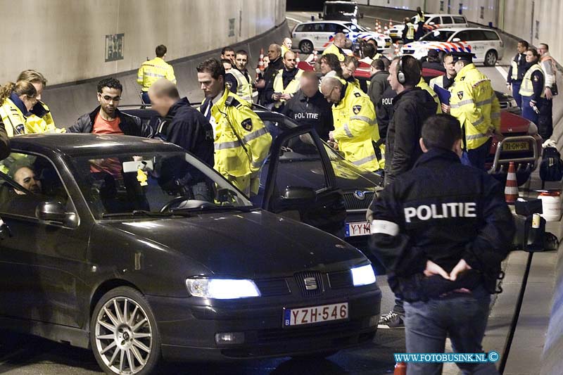 10041404.jpg - FOTOOPDRACHT:Dordrecht:14-04-2010:Foto: Alle verdacht te auto's werden gecontroleerd in de afgesloten tunnel buis.In de nacht van 13 april en 14 april voert de Politie Zuid-Holland-Zuid, in samenwerking met de politie Midden en West Brabant, de politie Rotterdam Rijnmond, het Korps landelijke Politiediensten, de Koninklijke Marechaussee, Belastingdienst, Rijkswaterstaat en de Belastingsdienst Douane een grote drugscontrole uit op de A16 ter hoogte van Dordrecht. Van ± 22.00 uur  tot ± 02.00 uur zal de meest rechtse tunnelbuis van de Drechttunnel in de richting van Breda dus voor alle verkeer worden afgesloten en zullen de geselecteerde voertuigen in deze tunnelbuis gecontroleerd worden. Er wordt gecontroleerd op het voorhanden hebben van drugs, maar er wordt uiteraard ook gekeken naar geldige papieren, rijden onder invloed en andere overtredingen en/of misdrijven.Deze digitale foto blijft eigendom van FOTOPERSBURO BUSINK. Wij hanteren de voorwaarden van het N.V.F. en N.V.J. Gebruik van deze foto impliceert dat u bekend bent  en akkoord gaat met deze voorwaarden bij publicatie.EB/ETIENNE BUSINK