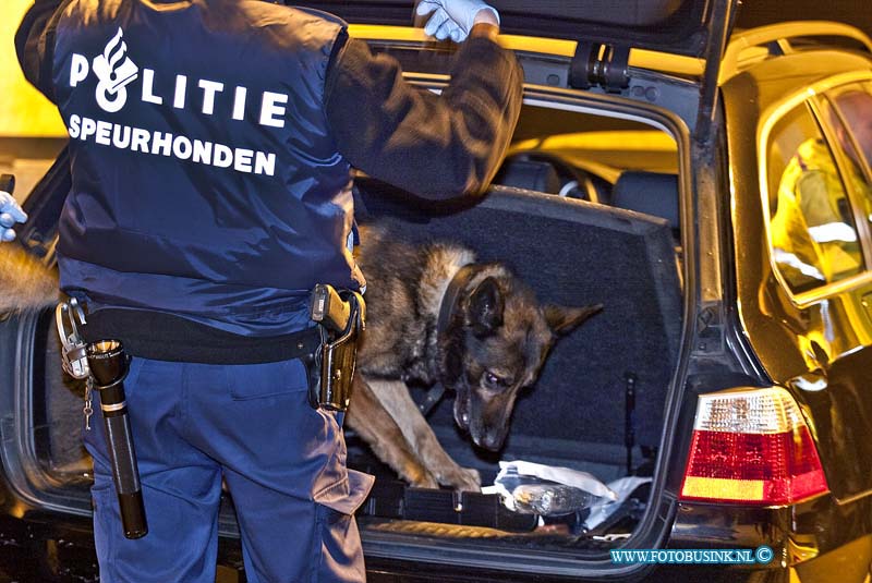 10041408.jpg - FOTOOPDRACHT:Dordrecht:14-04-2010:Foto: Politie hond vind kilo drugs in franse auto.In de nacht van 13 april en 14 april voert de Politie Zuid-Holland-Zuid, in samenwerking met de politie Midden en West Brabant, de politie Rotterdam Rijnmond, het Korps landelijke Politiediensten, de Koninklijke Marechaussee, Belastingdienst, Rijkswaterstaat en de Belastingsdienst Douane een grote drugscontrole uit op de A16 ter hoogte van Dordrecht. Van ± 22.00 uur  tot ± 02.00 uur zal de meest rechtse tunnelbuis van de Drechttunnel in de richting van Breda dus voor alle verkeer worden afgesloten en zullen de geselecteerde voertuigen in deze tunnelbuis gecontroleerd worden. Er wordt gecontroleerd op het voorhanden hebben van drugs, maar er wordt uiteraard ook gekeken naar geldige papieren, rijden onder invloed en andere overtredingen en/of misdrijven.Deze digitale foto blijft eigendom van FOTOPERSBURO BUSINK. Wij hanteren de voorwaarden van het N.V.F. en N.V.J. Gebruik van deze foto impliceert dat u bekend bent  en akkoord gaat met deze voorwaarden bij publicatie.EB/ETIENNE BUSINK