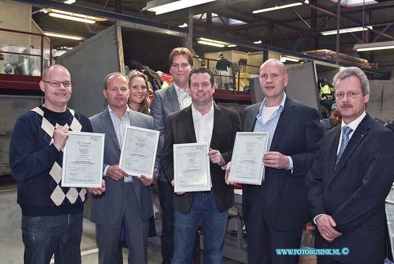 10042001.jpg - FOTOOPDRACHT:Dordrecht:20-04-2010:Foto: Overhandeging van certificaten aan VLNR: Euro Used Clothing BV, Marbo Recycling BV, Gebotex, Wieland Textiles BV, Dhr H. F. Groothuis.( 2e rij de Directie van gebotex)Bij Gebotex aan de Kilkade 23 3316 BC te Dordrecht. Zal vandaag een 4 tal overhandigen van het certificaten voor textiel sorteerbedrijven plaats vinden uitgereikt door de heer H. F. Groothuis, Managing Director van TÜV Rheinland/TNO Quality. Deze digitale foto blijft eigendom van FOTOPERSBURO BUSINK. Wij hanteren de voorwaarden van het N.V.F. en N.V.J. Gebruik van deze foto impliceert dat u bekend bent  en akkoord gaat met deze voorwaarden bij publicatie.EB/ETIENNE BUSINK