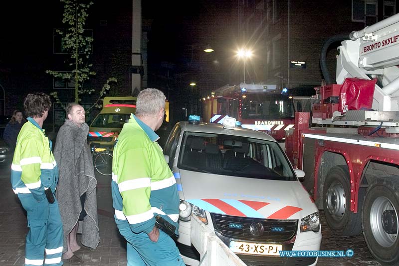 10042201.jpg - FOTOOPDRACHT:Dordrecht:22-04-2010:Foto: Bewonners kwamen in hun ondergoed buiten staan in deze koude nacht ambulance personeel deelde dekens uit om je zelf warm te houden. Middelbrand wijnstraat 167 Dordrecht TV IN BRAND DORDRECHT - Een omgevallen kaars is de waarschijnlijke oorzaak van een brand in een woning aan de Wijnstraat op 22 april. Toen de 24-jarige bewoonster om 01.30 uur een kaars wilde doven, viel deze tegen haar TV aan die onmiddellijk vlam vatte. Ze probeerde de vlammen nog te doven, maar dat lukt niet en het leverde haar een brandwond aan haar hand op. De brandweer had de vlammen wel snel geblust. Buren moesten uit voorzorg even uit hun huis, maar ze konden snel weer terug . De woning liep forse schade op. Deze digitale foto blijft eigendom van FOTOPERSBURO BUSINK. Wij hanteren de voorwaarden van het N.V.F. en N.V.J. Gebruik van deze foto impliceert dat u bekend bent  en akkoord gaat met deze voorwaarden bij publicatie. EB/ETIENNE BUSINK