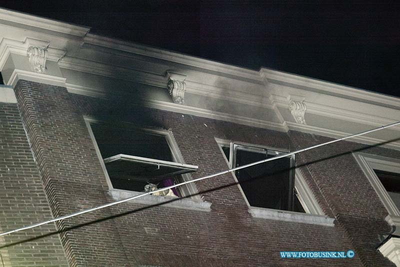 10042202.jpg - FOTOOPDRACHT:Dordrecht:22-04-2010: Foto: De brandende boven etage. Middelbrand wijnstraat 167 Dordrecht TV IN BRAND DORDRECHT - Een omgevallen kaars is de waarschijnlijke oorzaak van een brand in een woning aan de Wijnstraat op 22 april. Toen de 24-jarige bewoonster om 01.30 uur een kaars wilde doven, viel deze tegen haar TV aan die onmiddellijk vlam vatte. Ze probeerde de vlammen nog te doven, maar dat lukt niet en het leverde haar een brandwond aan haar hand op. De brandweer had de vlammen wel snel geblust. Buren moesten uit voorzorg even uit hun huis, maar ze konden snel weer terug . De woning liep forse schade op. Deze digitale foto blijft eigendom van FOTOPERSBURO BUSINK. Wij hanteren de voorwaarden van het N.V.F. en N.V.J. Gebruik van deze foto impliceert dat u bekend bent  en akkoord gaat met deze voorwaarden bij publicatie. EB/ETIENNE BUSINK