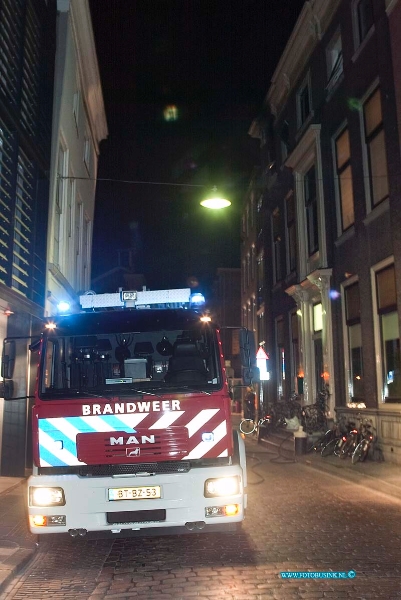 10042203.jpg - FOTOOPDRACHT:Dordrecht:22-04-2010: Foto: Brandweer bluste de brand de staart was enkelen uren voor het verkeer gestremd.Middel brand wijnstraat 167 Dordrecht de boven etage raakte zwaar beschadigd en de bewonners werden uit het pand geëvacueerdDeze digitale foto blijft eigendom van FOTOPERSBURO BUSINK. Wij hanteren de voorwaarden van het N.V.F. en N.V.J. Gebruik van deze foto impliceert dat u bekend bent  en akkoord gaat met deze voorwaarden bij publicatie. EB/ETIENNE BUSINKFOTOOPDRACHT:Dordrecht:22-04-2010:Foto: Bewonners kwamen in hun ondergoed buiten staan in deze koude nacht ambulance personeel deelde dekens uit om je zelf warm te houden. Middelbrand wijnstraat 167 Dordrecht TV IN BRAND DORDRECHT - Een omgevallen kaars is de waarschijnlijke oorzaak van een brand in een woning aan de Wijnstraat op 22 april. Toen de 24-jarige bewoonster om 01.30 uur een kaars wilde doven, viel deze tegen haar TV aan die onmiddellijk vlam vatte. Ze probeerde de vlammen nog te doven, maar dat lukt niet en het leverde haar een brandwond aan haar hand op. De brandweer had de vlammen wel snel geblust. Buren moesten uit voorzorg even uit hun huis, maar ze konden snel weer terug . De woning liep forse schade op. Deze digitale foto blijft eigendom van FOTOPERSBURO BUSINK. Wij hanteren de voorwaarden van het N.V.F. en N.V.J. Gebruik van deze foto impliceert dat u bekend bent  en akkoord gaat met deze voorwaarden bij publicatie. EB/ETIENNE BUSINK