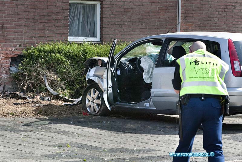 10042401.jpg - FOTOOPDRACHT:Zwijndrecht:24-04-2010:AUTOMOBILIST ZWAAR GEWOND NA BOTSING TEGEN FLAT ZWIJNDRECHT - Een 91-jarige automobilist uit Zwijndrecht is zaterdagochtend 24 april zwaar gewond geraakt toen hij met zijn auto tegen een flatgebouw reed. De man reed over een rotonde op de kruising van de Burgemeester Jansenlaan met de Officiersvliet toen hij van de rotonde afraakte, via het fietspad en enkele perkjes de weg overschoot en tegen een flat tot stilstand kwam. Brandweer- en ambulancepersoneel kwam ter plaatse en hebben de bestuurder uit zijn voertuig gehaald. Vervolgens is de man per ambulance naar het ziekenhuis gebracht. Zijn toestand is kritiek. Op de begane grond van de flat bevinden zich bergruimtes. Als gevolg van het ongeval ontstond een gat in de buitenmuur van de berging. De vereniging van eigenaars is hierover in kennisgesteld. Er is geen gevaar voor instorting. De bewoners van de flat boven de berging kwamen met de schrik vrij. De politie doet onderzoek naar de toedracht van het ongeval. Vermoedelijk is de man onwel geworden.  de oudere bewoners die boven het ongeval woonde waren erg geschrokken. Ze zaten net koffie in hun huis kamer te drinken toen de man onder hun tegen de flat aan reed.Deze digitale foto blijft eigendom van FOTOPERSBURO BUSINK. Wij hanteren de voorwaarden van het N.V.F. en N.V.J. Gebruik van deze foto impliceert dat u bekend bent  en akkoord gaat met deze voorwaarden bij publicatie.EB/ETIENNE BUSINK