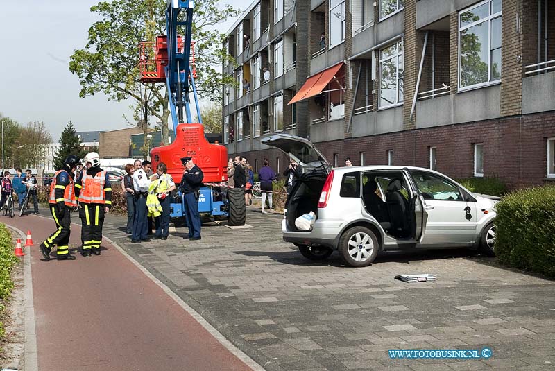 10042402.jpg - FOTOOPDRACHT:Zwijndrecht:24-04-2010:AUTOMOBILIST ZWAAR GEWOND NA BOTSING TEGEN FLAT ZWIJNDRECHT - Een 91-jarige automobilist uit Zwijndrecht is zaterdagochtend 24 april zwaar gewond geraakt toen hij met zijn auto tegen een flatgebouw reed. De man reed over een rotonde op de kruising van de Burgemeester Jansenlaan met de Officiersvliet toen hij van de rotonde afraakte, via het fietspad en enkele perkjes de weg overschoot en tegen een flat tot stilstand kwam. Brandweer- en ambulancepersoneel kwam ter plaatse en hebben de bestuurder uit zijn voertuig gehaald. Vervolgens is de man per ambulance naar het ziekenhuis gebracht. Zijn toestand is kritiek. Op de begane grond van de flat bevinden zich bergruimtes. Als gevolg van het ongeval ontstond een gat in de buitenmuur van de berging. De vereniging van eigenaars is hierover in kennisgesteld. Er is geen gevaar voor instorting. De bewoners van de flat boven de berging kwamen met de schrik vrij. De politie doet onderzoek naar de toedracht van het ongeval. Vermoedelijk is de man onwel geworden.  de oudere bewoners die boven het ongeval woonde waren erg geschrokken. Ze zaten net koffie in hun huis kamer te drinken toen de man onder hun tegen de flat aan reed.Deze digitale foto blijft eigendom van FOTOPERSBURO BUSINK. Wij hanteren de voorwaarden van het N.V.F. en N.V.J. Gebruik van deze foto impliceert dat u bekend bent  en akkoord gaat met deze voorwaarden bij publicatie.EB/ETIENNE BUSINK