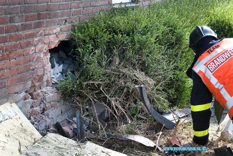 10042403.jpg - FOTOOPDRACHT:Zwijndrecht:24-04-2010:Foto: De brandweer bekijkt de schade aan de flat en de auto. AUTOMOBILIST ZWAAR GEWOND NA BOTSING TEGEN FLAT ZWIJNDRECHT - Een 91-jarige automobilist uit Zwijndrecht is zaterdagochtend 24 april zwaar gewond geraakt toen hij met zijn auto tegen een flatgebouw reed. De man reed over een rotonde op de kruising van de Burgemeester Jansenlaan met de Officiersvliet toen hij van de rotonde afraakte, via het fietspad en enkele perkjes de weg overschoot en tegen een flat tot stilstand kwam. Brandweer- en ambulancepersoneel kwam ter plaatse en hebben de bestuurder uit zijn voertuig gehaald. Vervolgens is de man per ambulance naar het ziekenhuis gebracht. Zijn toestand is kritiek. Op de begane grond van de flat bevinden zich bergruimtes. Als gevolg van het ongeval ontstond een gat in de buitenmuur van de berging. De vereniging van eigenaars is hierover in kennisgesteld. Er is geen gevaar voor instorting. De bewoners van de flat boven de berging kwamen met de schrik vrij. De politie doet onderzoek naar de toedracht van het ongeval. Vermoedelijk is de man onwel geworden.  de oudere bewoners die boven het ongeval woonde waren erg geschrokken. Ze zaten net koffie in hun huis kamer te drinken toen de man onder hun tegen de flat aan reed.Deze digitale foto blijft eigendom van FOTOPERSBURO BUSINK. Wij hanteren de voorwaarden van het N.V.F. en N.V.J. Gebruik van deze foto impliceert dat u bekend bent  en akkoord gaat met deze voorwaarden bij publicatie.EB/ETIENNE BUSINK