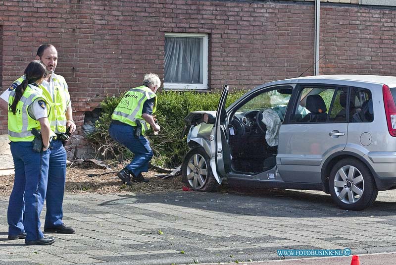 10042405.jpg - FOTOOPDRACHT:Zwijndrecht:24-04-2010:Foto: De VOA bekijkt de toedracht van het ongeval. AUTOMOBILIST ZWAAR GEWOND NA BOTSING TEGEN FLAT ZWIJNDRECHT - Een 91-jarige automobilist uit Zwijndrecht is zaterdagochtend 24 april zwaar gewond geraakt toen hij met zijn auto tegen een flatgebouw reed. De man reed over een rotonde op de kruising van de Burgemeester Jansenlaan met de Officiersvliet toen hij van de rotonde afraakte, via het fietspad en enkele perkjes de weg overschoot en tegen een flat tot stilstand kwam. Brandweer- en ambulancepersoneel kwam ter plaatse en hebben de bestuurder uit zijn voertuig gehaald. Vervolgens is de man per ambulance naar het ziekenhuis gebracht. Zijn toestand is kritiek. Op de begane grond van de flat bevinden zich bergruimtes. Als gevolg van het ongeval ontstond een gat in de buitenmuur van de berging. De vereniging van eigenaars is hierover in kennisgesteld. Er is geen gevaar voor instorting. De bewoners van de flat boven de berging kwamen met de schrik vrij. De politie doet onderzoek naar de toedracht van het ongeval. Vermoedelijk is de man onwel geworden.  de oudere bewoners die boven het ongeval woonde waren erg geschrokken. Ze zaten net koffie in hun huis kamer te drinken toen de man onder hun tegen de flat aan reed.Deze digitale foto blijft eigendom van FOTOPERSBURO BUSINK. Wij hanteren de voorwaarden van het N.V.F. en N.V.J. Gebruik van deze foto impliceert dat u bekend bent  en akkoord gaat met deze voorwaarden bij publicatie.EB/ETIENNE BUSINK